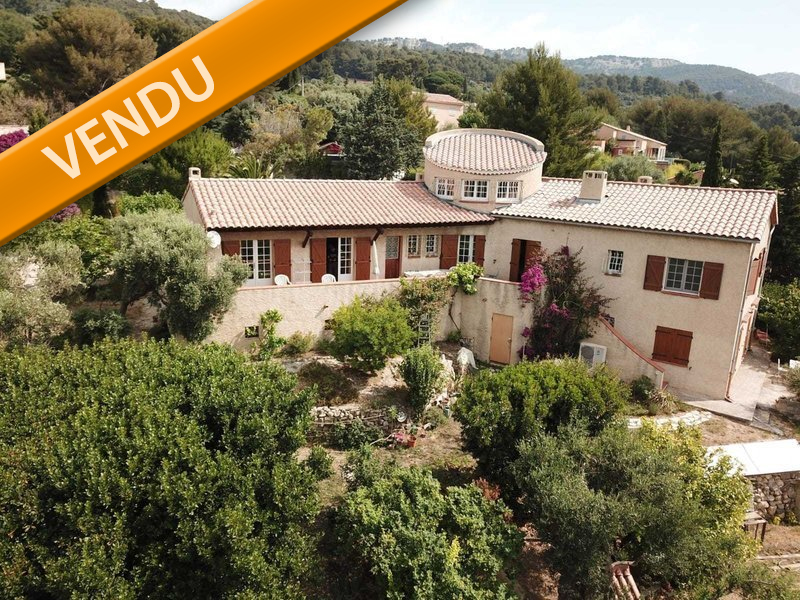 Villa proven&ccedil;ale avec vue sur les collines, vendue par Me Nathalie Abran, avocate &agrave; Toulon