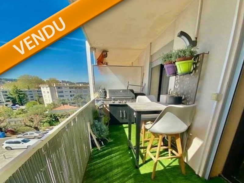 Appartement avec balcon am&eacute;nag&eacute; et vue d&eacute;gag&eacute;e, vendu par un avocat mandataire &agrave; Toulon