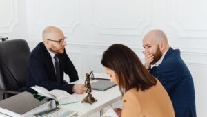 Un avocat reçoit un couple dans son bureau pour envisager une médiation familiale, cabinet ADC Avocats à Toulon